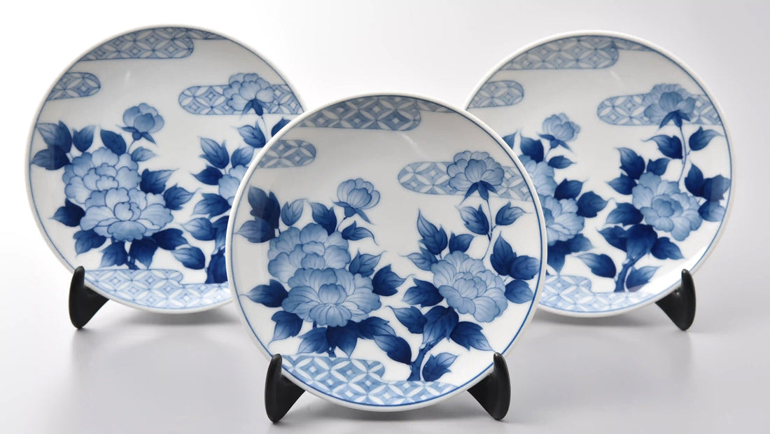 San Diego Ceramics Workshop features blue-and-white porcelain painting with Yunting Li.